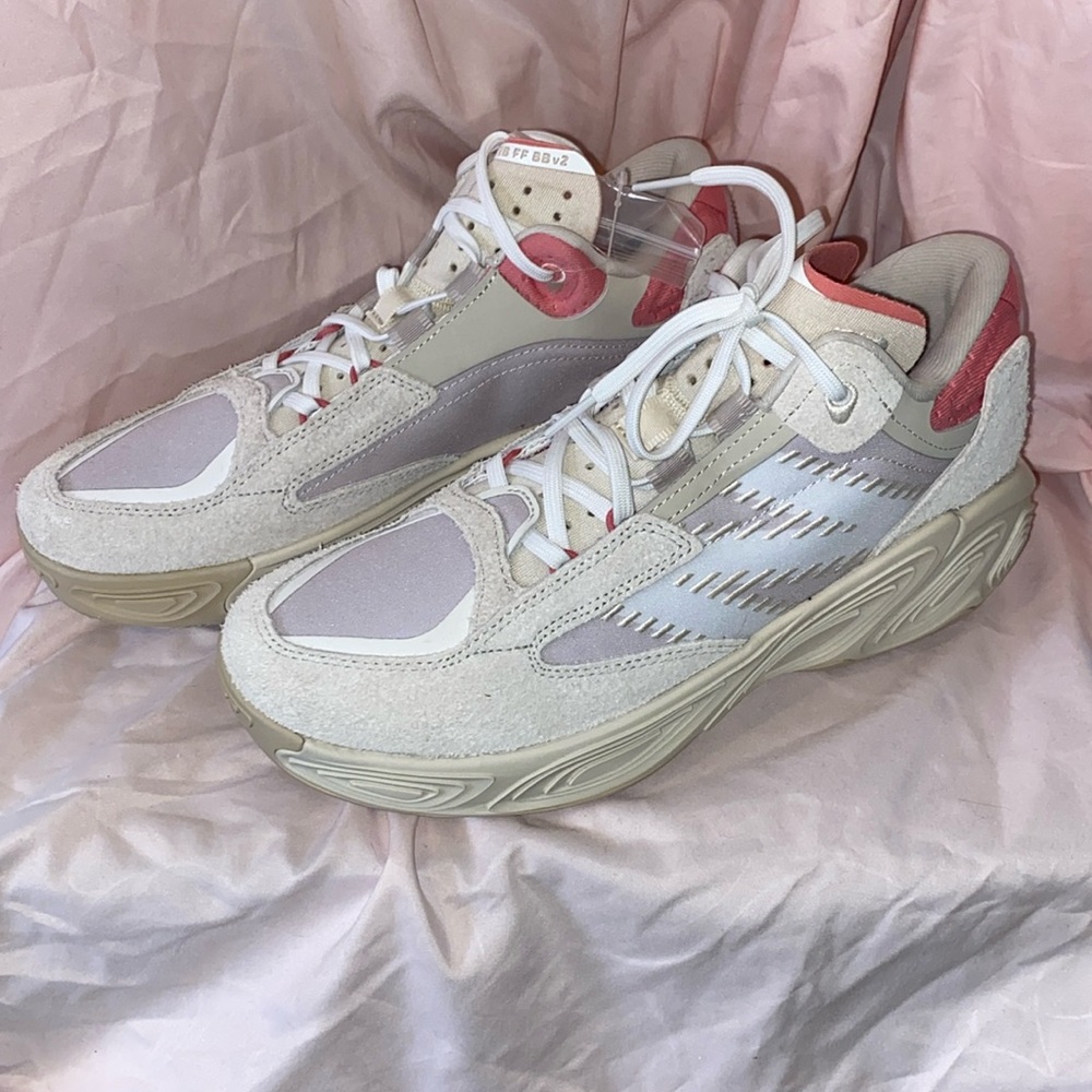 New Balance Women's Sneakers in Cream and Pink